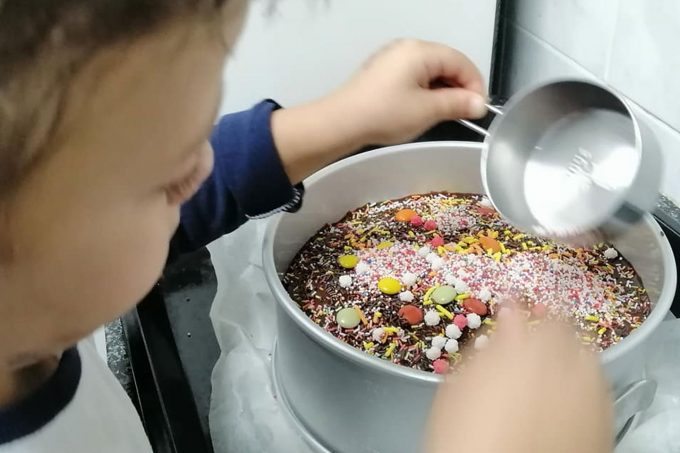 עוגה סופר שוקולדית וטעימה ברמות על מאבקת שוקולית מושלמת כעוגת יומולדת