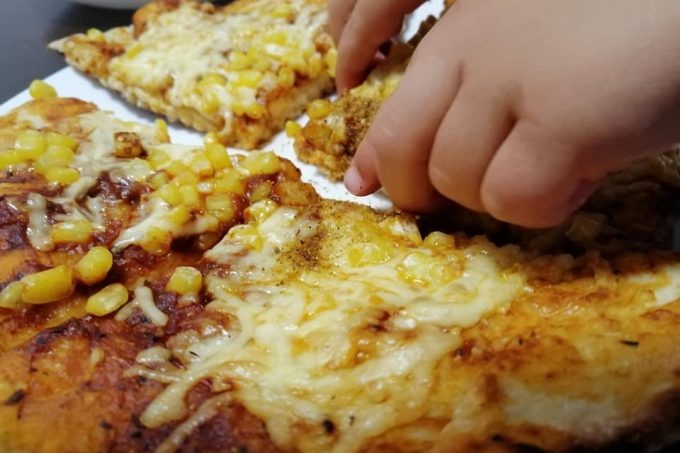 פיצה ביתית טעימה וקלה להכנה שאפשר (ורצוי) להכין עם הילדים